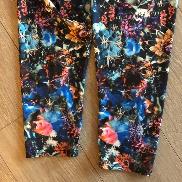 Onzie Capri Leggings - Picture 5 of 5